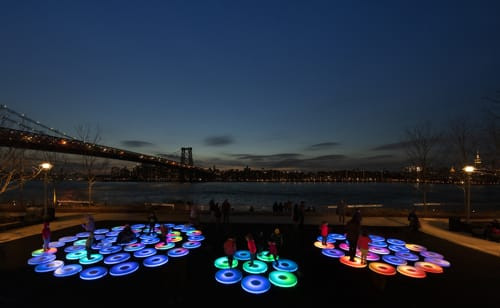 Jen Lewin  פלטפורמות LED המשתנות בצבע לפי משקל ותנועה של אנשים. עושה שימוש באפוקסי וסיבים אופטיים.