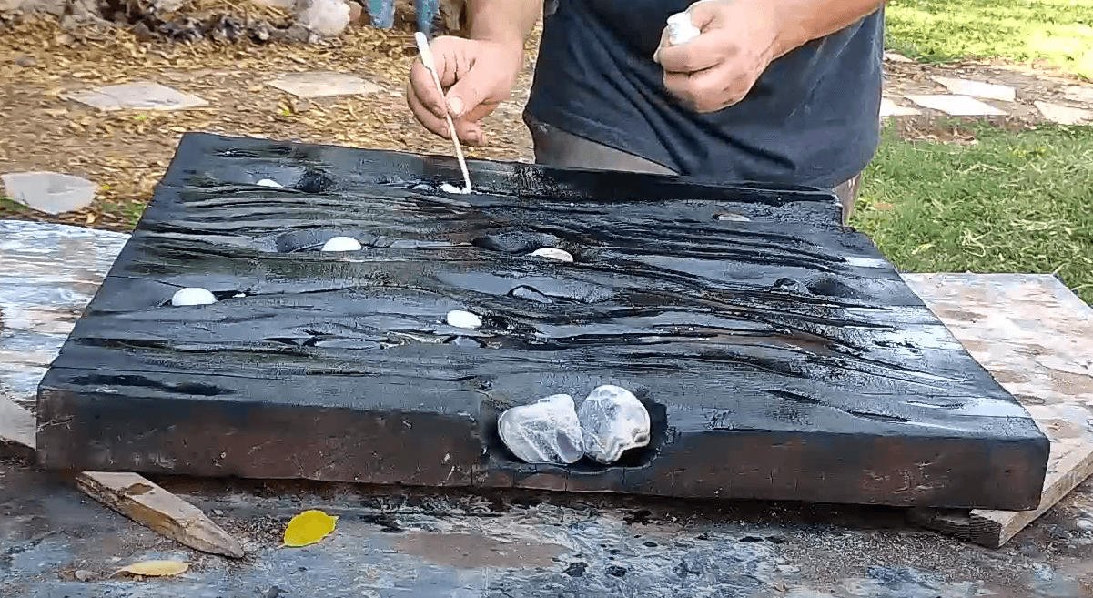 ציפוי ראשוני בשכבה דקה של אפוקסי כדי לאטום את העץ