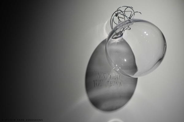 Liquid echoes -שימוש באקריל כעדשה: פרד אירדקנס