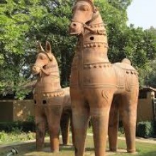 פיסול חיות מקרמיקה: סוסי ענק בהודו