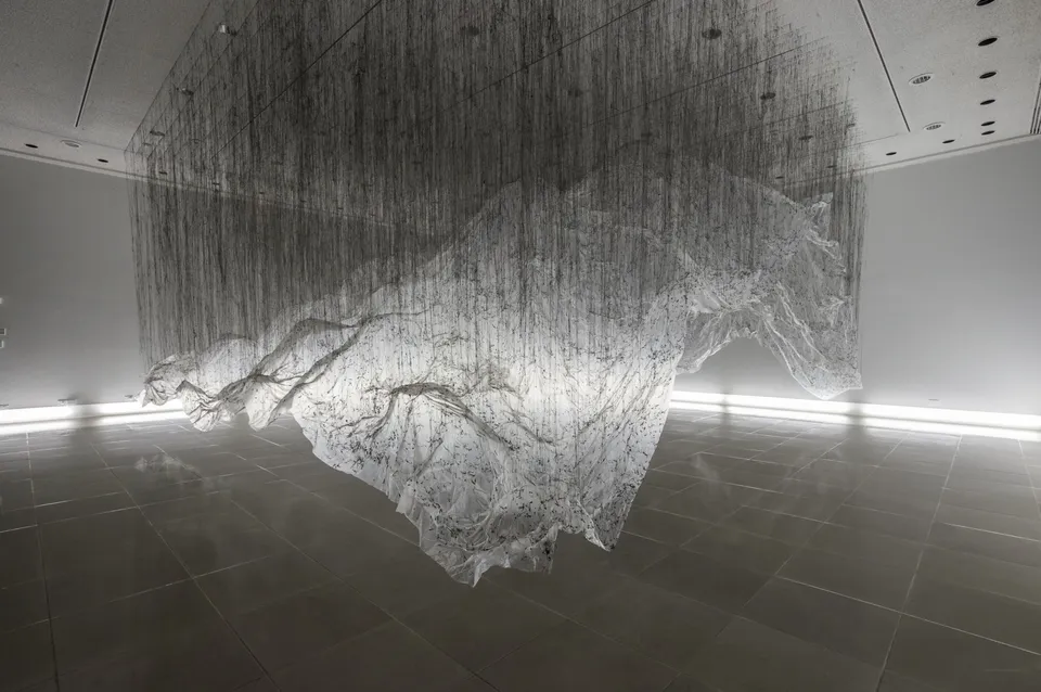 פיסול בבד ואור: yasuaki onishi