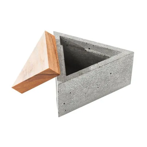 כדים ועציצים גדולים מבטון