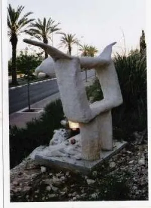 סדנה לפיסול בשוהם — פסל ציפור בבטון