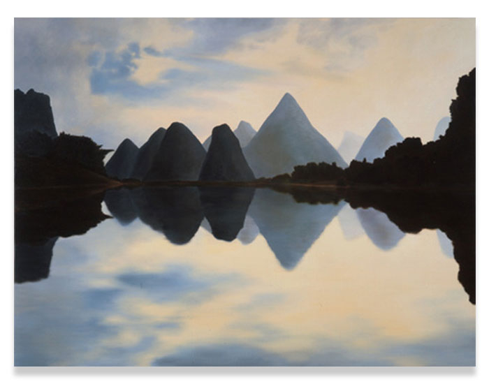 אפריל גורניק, Gui-Lin Imagined, 1996 — הרים תלולים עולים מתוך ערפל ומשתקפים במים באור אפור־כחלחל