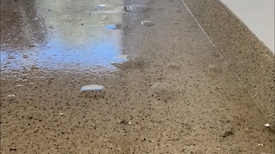 רצפת אפוקסי עם שלפוחיות ובועות אוסמוטיות מלאות נוזל עקב לחות במצע