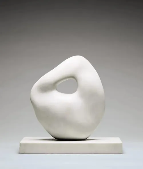Oval Sculpture, 1964, הנרי מור השתמש בגבס כשלב חיוני בתהליך הפיסול שלו.