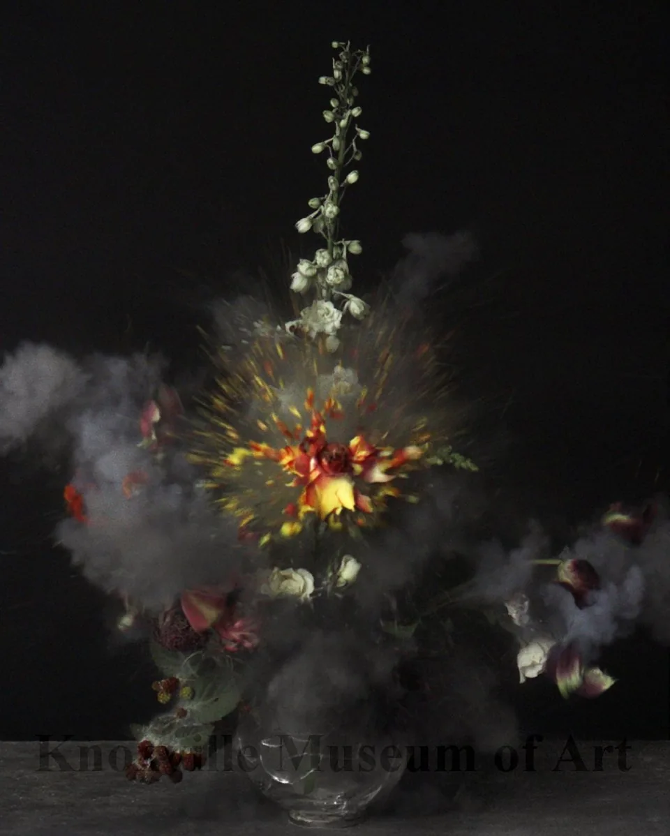 אורי גרשט, „Blow Up: Untitled 4”: זר פרחים מתפוצץ בענן עשן על רקע שחור