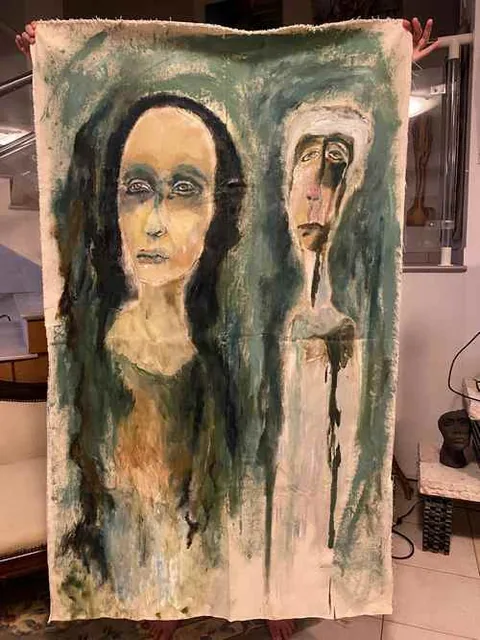 יריעת בד מוחזקת בידיים, עליה שתי דמויות מוארכות בגווני ירוק