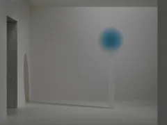 הקלילות המבלבלת של יציקות האפוקסי השקוף של הלן פשגיאן