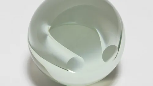 הלן פשגיאן. Untitled Sphere (ירוק בהיר), 2014. אפוקסי ריזין ואקריליק