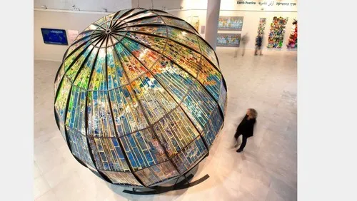 בברלי ברקת — "Earth Poetica" אפוקסי ליצירת גלובוס ענק מפלסטיק ממוחזר