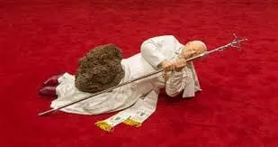 Maurizio Cattelan, La Nona Ora, 1999- שעווה ליצירת פסלים היפר־ריאליסטיים