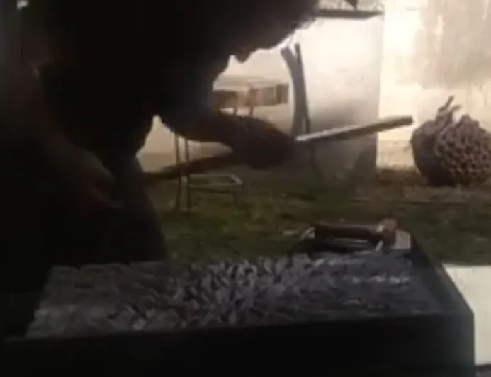 בניית תבנית מסביב ללוח הפוליסטירן ליצירת השולחן